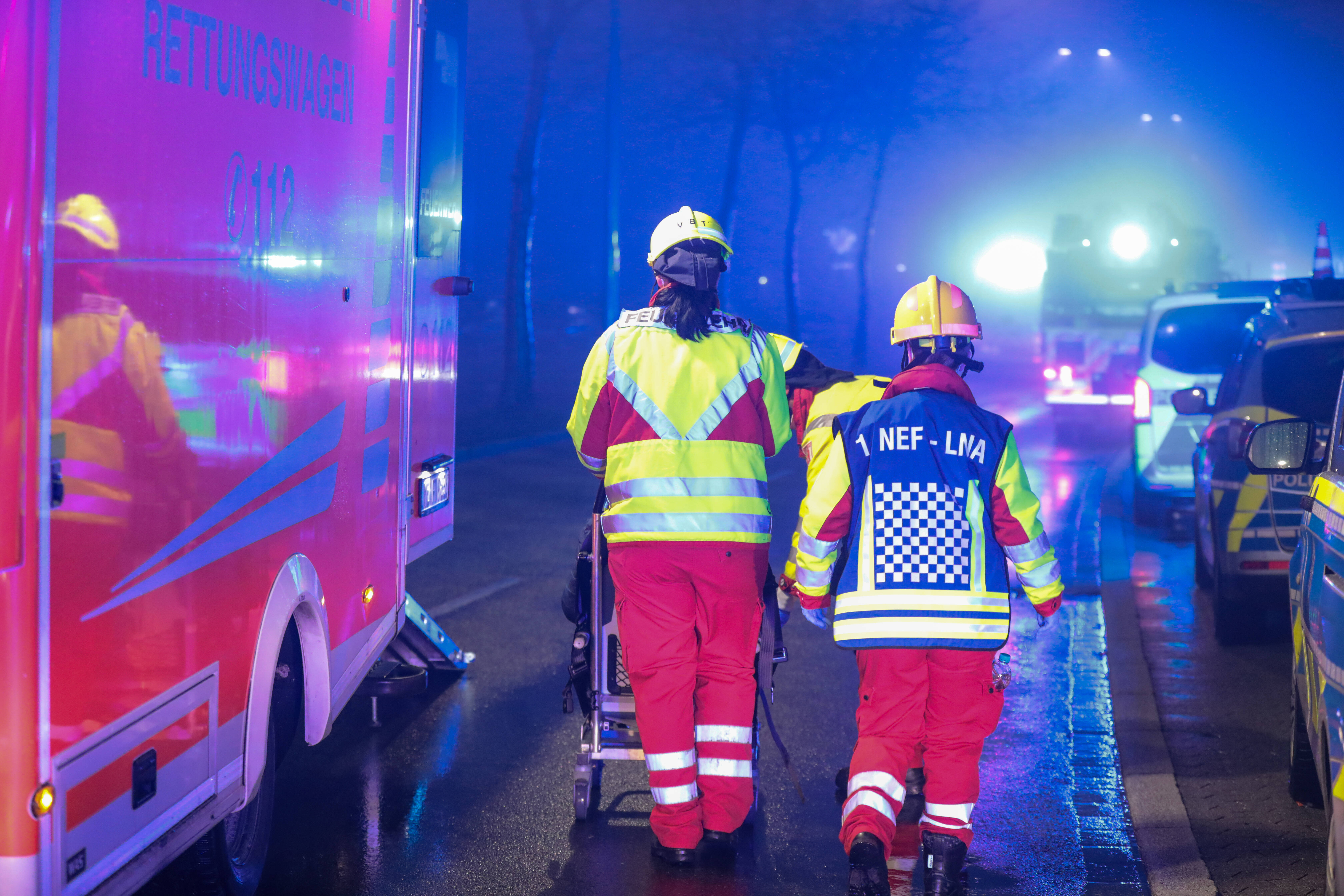 2 Menschen von Transporter überfahren! Warum stiegen sie aus dem Auto - und warum wurden sie übersehen?