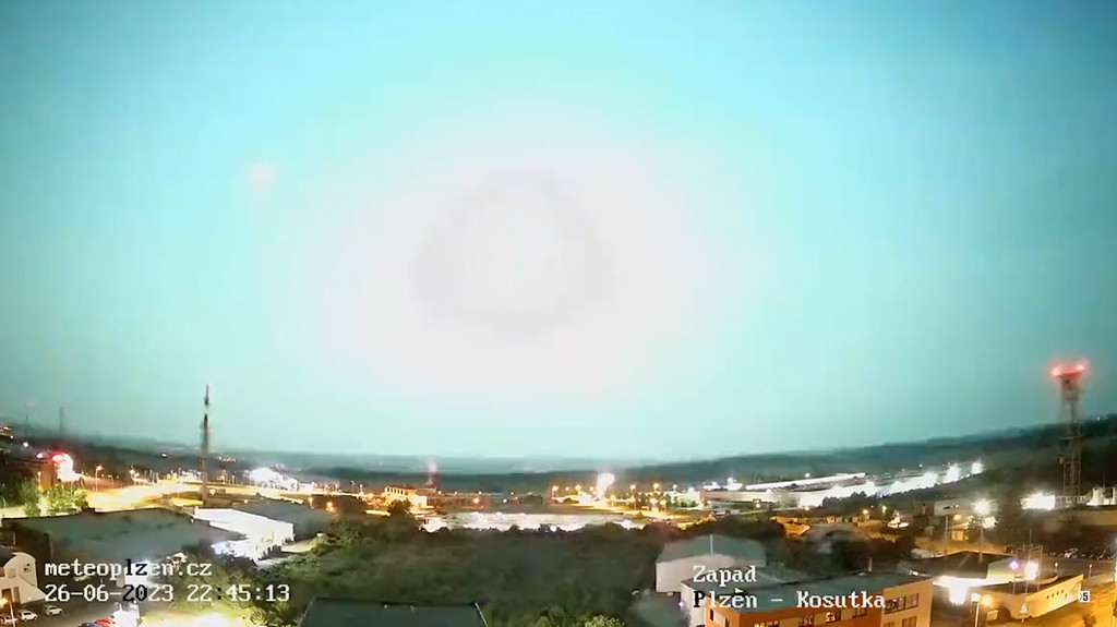 Explosion über Bayern! Anwohner geschockt - Nachthimmel plötzlich Taghell! Webcam hält alles fest