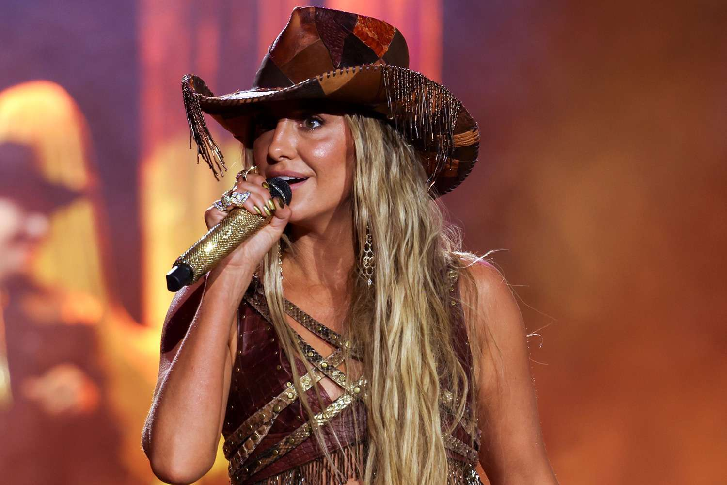 Lainey Wilson Survives Stagecoach Wind Delay and Still Steals the Show