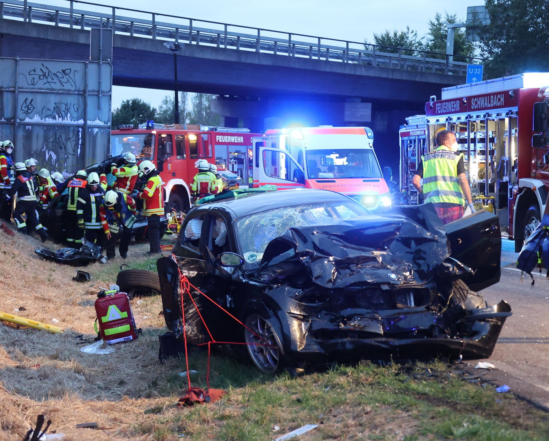 VW-Bus rast frontal in PKW! 2 Tote bei Geisterfahrer-Unfall! 