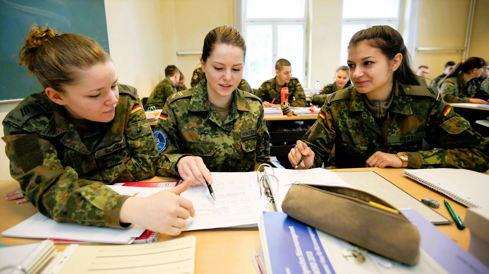 Kriegsvorbereitung in der Schule! Kinder sollen auf Ernstfall vorbereitet werden - Eltern besorgt