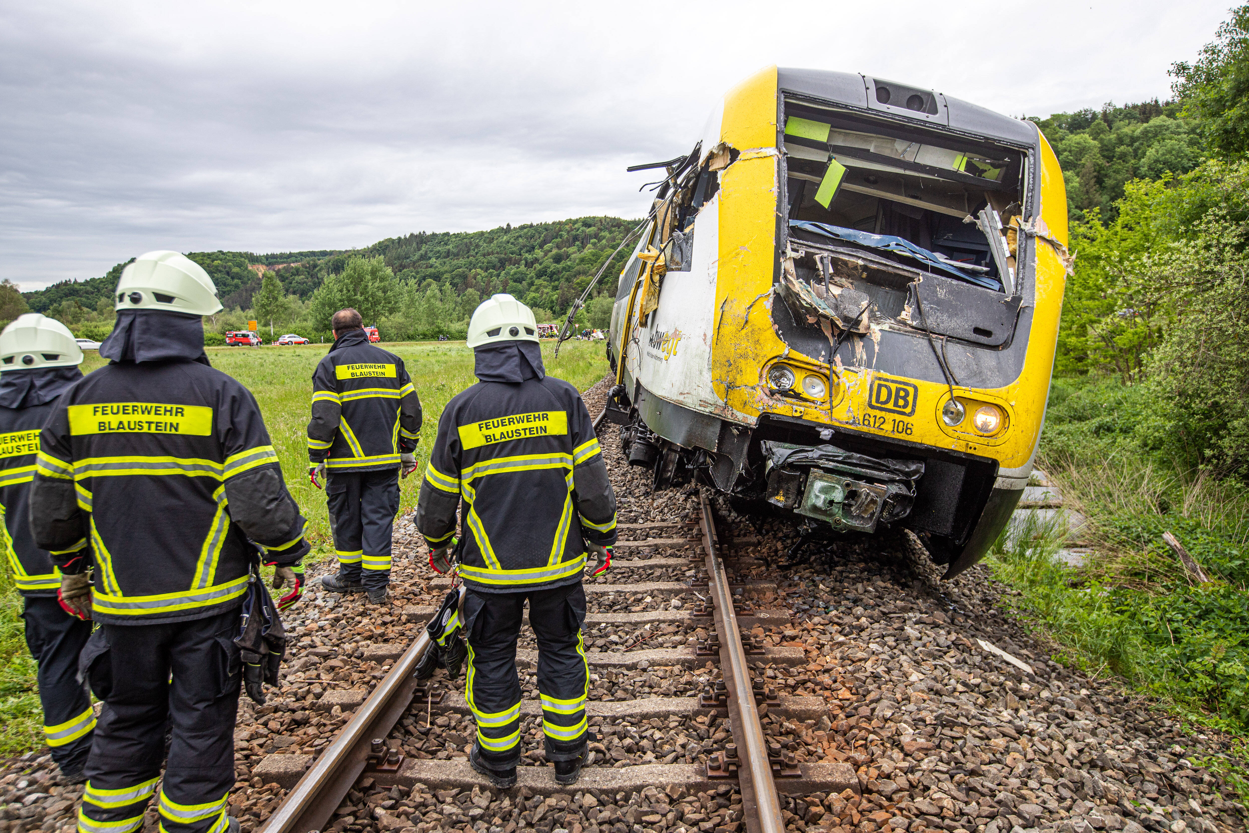 Deutscher Zug entgleist! Retter vor Ort - Bahn erklärt Wetter-Gefahren nach tödlichem Unfall